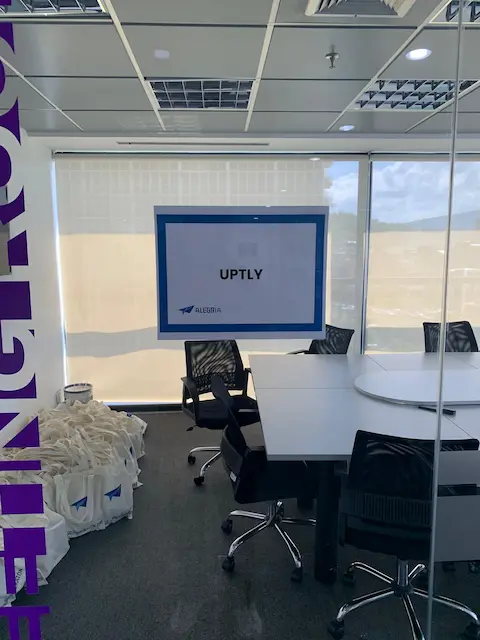 Equipo Uptly trabajando en el desarrollo de Cobrix